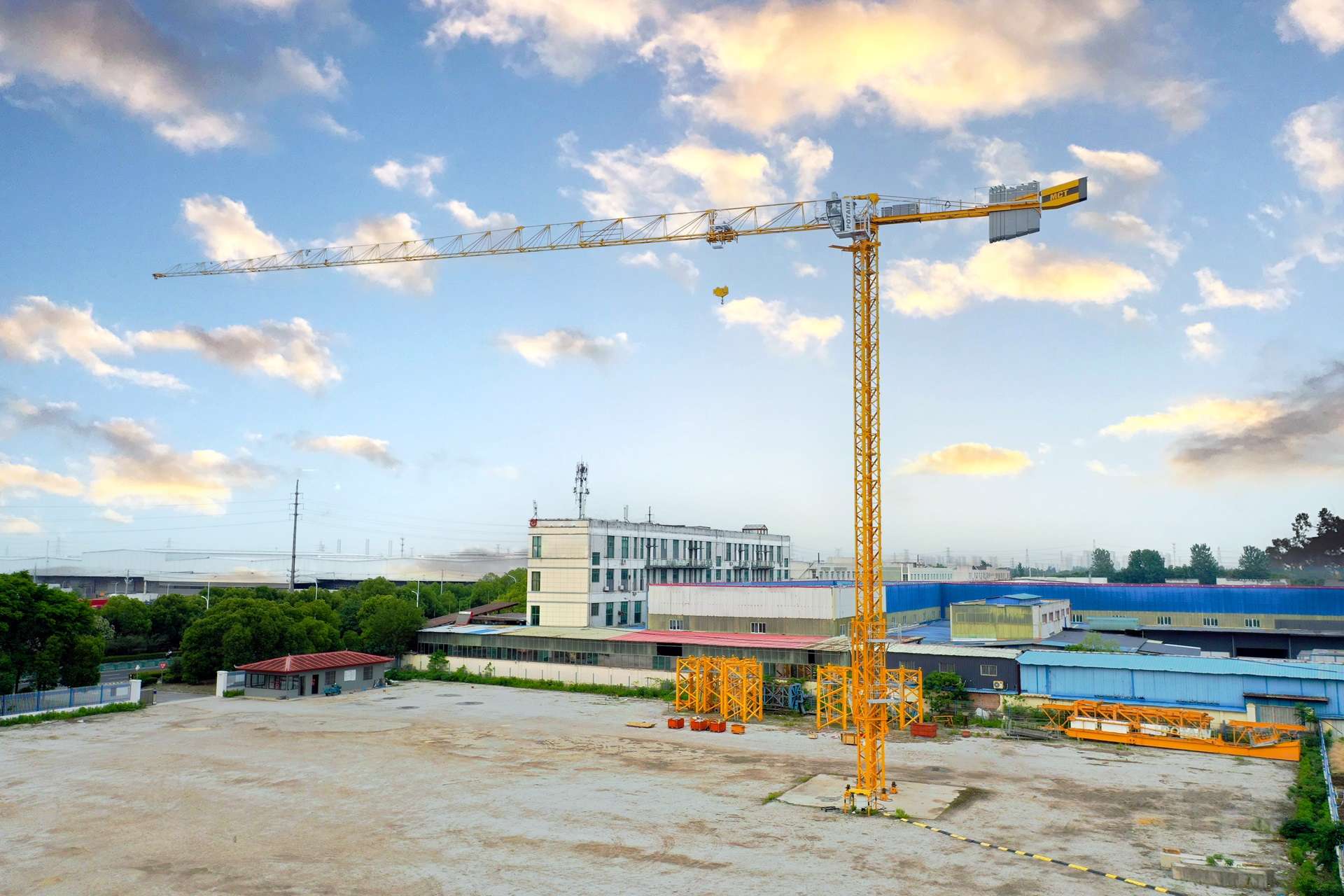 تاورکرینهای زمینی (Ground-Mounted Tower Cranes)